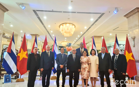 Ông Đinh Hồng Kỳ tại buổi gặp Bộ trưởng xây dựng và Tổng lãnh sự quán Cuba tại TP. HCM